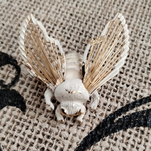 Vintage Monet Bumble Bee/Insect Brooch - Picture 9 of 15